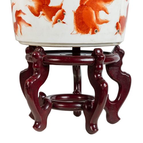 Paar Cachepots. CHINA. 一对中国的贮藏罐。周围绘有铁红色的纱尾金鱼，高31厘米，每个都有木质支架。