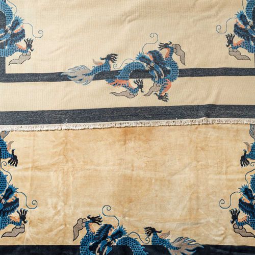 Peking Drachenteppich. 20. Jh. 400x300 cm. Tappeto del drago di Pechino. XX seco&hellip;