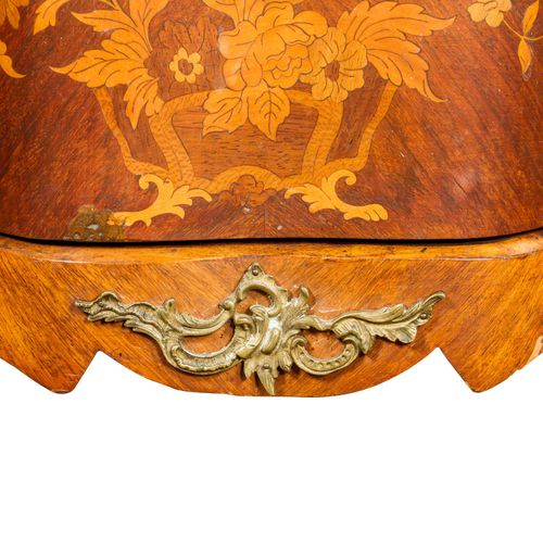 SALONVITRINE IM LOUIS XVI-STIL 路易十六风格的沙龙陈列柜

法国，约1900年，单门，三面琉璃冠，精致的黄铜装饰配件，周围有刺桐叶&hellip;