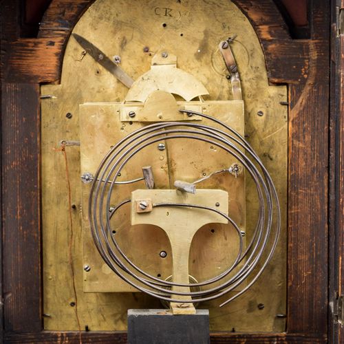 STOCKUHR, 座钟，奥地利，大约1800年，木制外壳，镀金的黄铜应用，机芯带有弹簧驱动和椎形擒纵机构，在两个铜锣上敲击一刻钟、半小时和整小时，正面的白色珐&hellip;