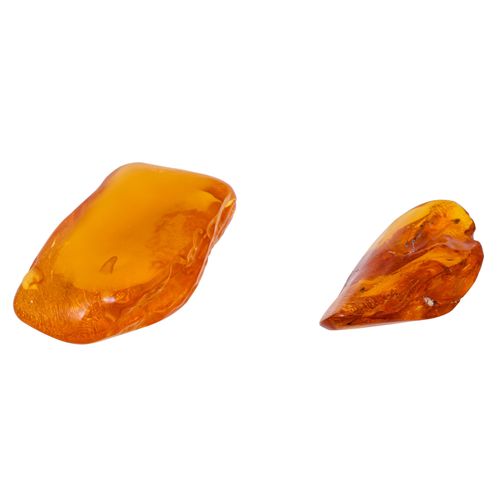 2 lose Stücke Bernstein, 2 pièces détachées d'ambre, 65,5 g, couleur miel.