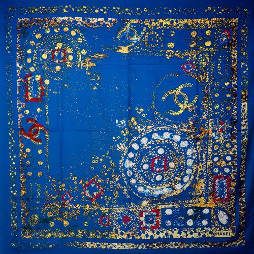 CHANEL Seidentuch, 140x140cm. CHANEL silk scarf, 140x140cm. 100% silk in blue wi&hellip;