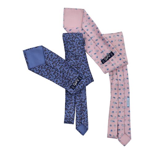 HERMÈS VINTAGE Krawatten. HERMÈS VINTAGE领带。100%丝绸。9厘米宽。蓝色带叶子图案，粉色带乌龟图案。保存完好。