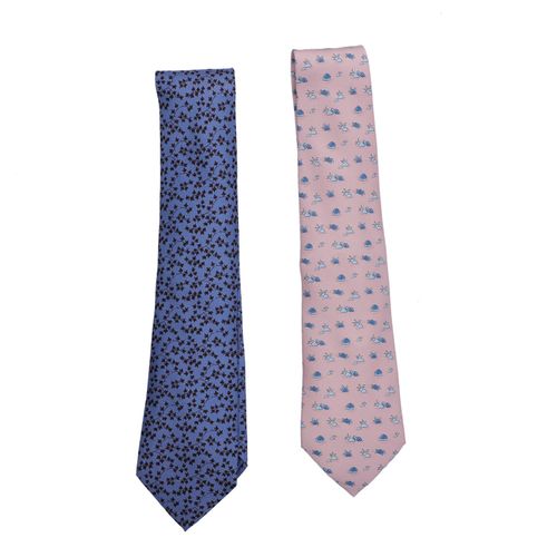 HERMÈS VINTAGE Krawatten. HERMÈS VINTAGE领带。100%丝绸。9厘米宽。蓝色带叶子图案，粉色带乌龟图案。保存完好。