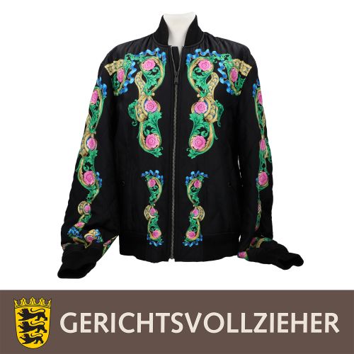 VERSACE MEN Bomberjacke, Gr. 56 轻垫黑色织物，有钻石绗缝和装饰性花卉图案（绿色/紫色/蓝色和金色）。背部有标志细节。袖口下摆有黑&hellip;