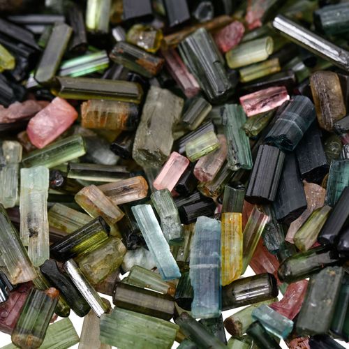 Turmalin roh Kristalle von ca. 1000 ct Loose tourmaline raw crystals of ca. 1000&hellip;