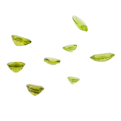 Konvolut 8 Peridots, Bundle of 8 peridots of which 2 navette-cut totalling 2.9 c&hellip;