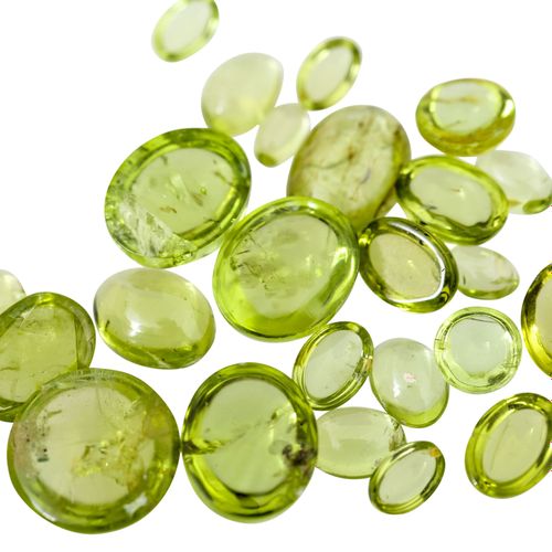 Konvolut Peridots von 45 ct 一捆共计45克拉的橄榄石，凸圆形，未受影响。所有的宝石都没有经过详细的宝石学测试!