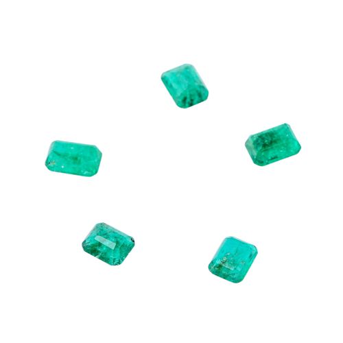 Konvolut 5 Smaragde zus. Ca. 3,5 ct, 一捆5颗共约3.5克拉的祖母绿，宝石的大小略有不同，铬绿宝石，略有使用痕迹。所有的宝石&hellip;