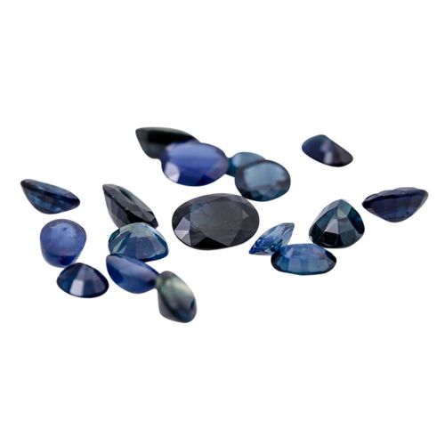 Konvolut Saphire, 一捆蓝宝石，包括约12.4克拉的小石头（从珠宝中取出，不同的切割，约3-4.5毫米，有使用痕迹），约12克拉的中等大小的石头&hellip;