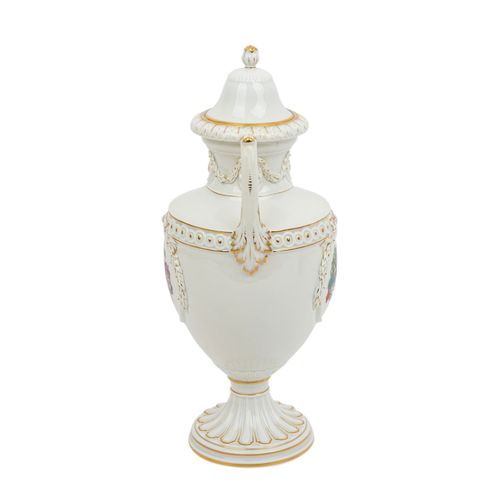 MEISSEN Deckelvase, 1. Wahl, 20. Jh. MEISSEN有盖花瓶，第一选择，20世纪，白瓷与丰富的黄金装饰，椭圆形的瓶身在一个异&hellip;