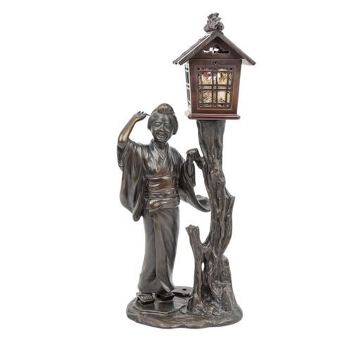 Bronze einer Geisha mit Baumhaus als Lampe. JAPAN. 以树屋为灯的艺妓铜像。日本。站在树桩旁边的艺妓，树屋通电后&hellip;