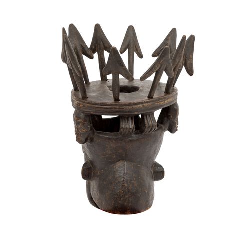 Maske "Krieger" (Mukong). KAMERUN/ZENTRALAFRIKA, 面具 "勇士"（Mukong）。喀麦隆/中非，冠以10个插在箭&hellip;