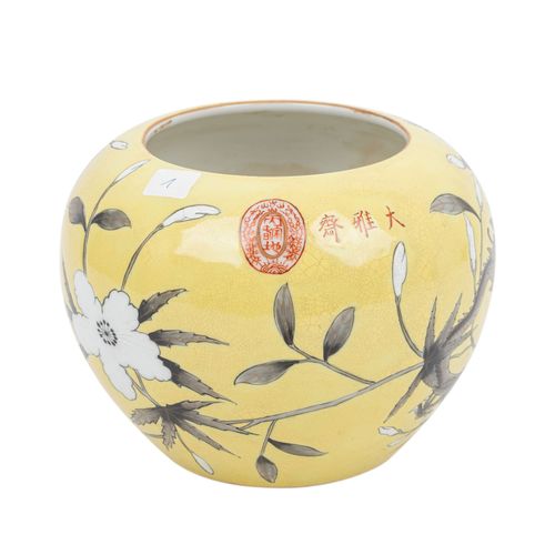 Porzellantopf. CHINA, 20. Jh., 瓷罐。中国，20世纪，黄色裂纹背景上有龙和花的装饰。侧面有 "大雅斋 "的签名和大红印章印记。底部&hellip;