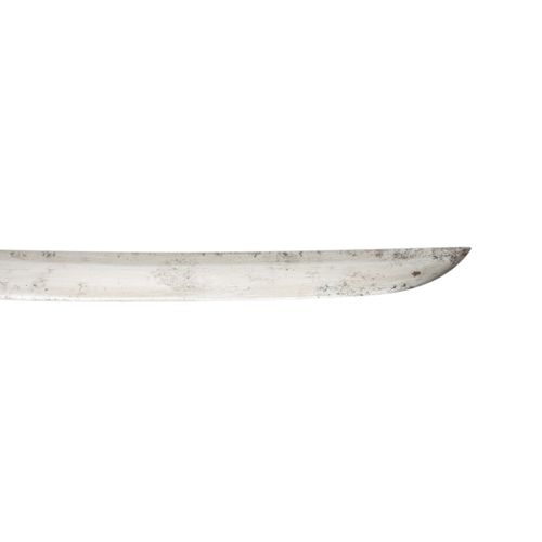Katana aus Bein. JAPAN, um 1900. 一把骨制的武士刀，日本，1900年左右。周围刻有人物场景，长90厘米，有岁月和使用痕迹，损坏。
