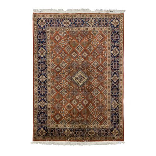 Orientteppich. 20. Jh. 240x170 cm. Tapis oriental. 20e s., 240x170 cm. Le fond r&hellip;