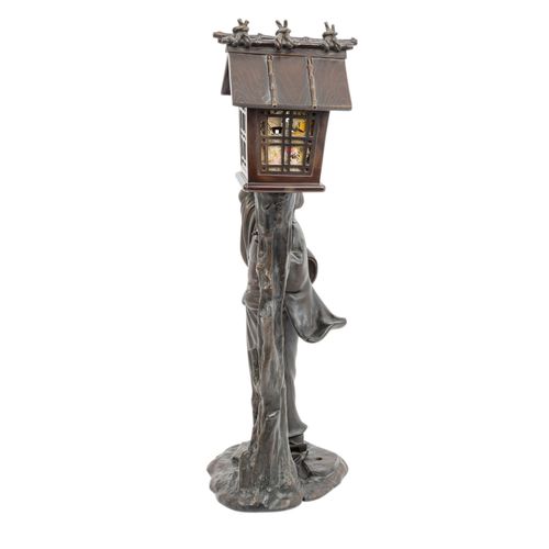 Bronze einer Geisha mit Baumhaus als Lampe. JAPAN. 以树屋为灯的艺妓铜像。日本。站在树桩旁边的艺妓，树屋通电后&hellip;