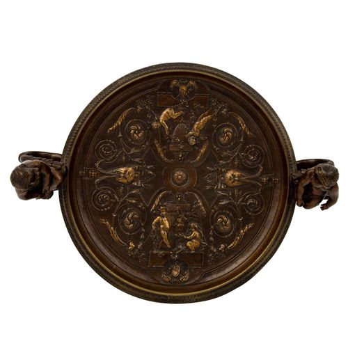 HISTORISMUS TAFELAUFSATZ 历史主义的中心部件 
19世纪末，青铜器，部分深层铜化，圆碗呈老千形状，有侧边的把手，每个丝状的把手上都坐着一&hellip;