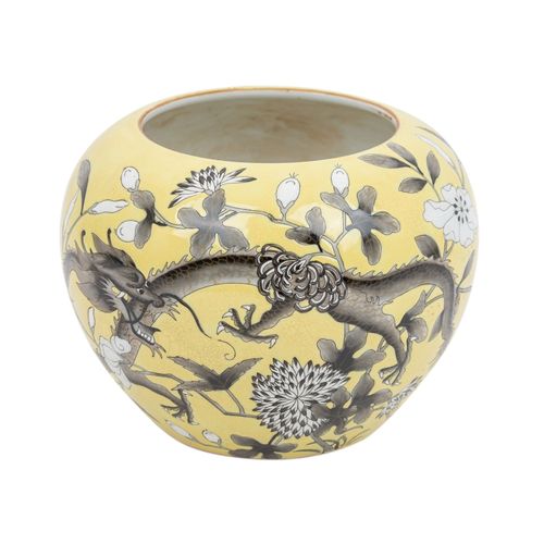 Porzellantopf. CHINA, 20. Jh., Pot en porcelaine. CHINE, 20e s., à décor d'un dr&hellip;