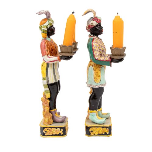 Paar Figuren-Kerzenleuchter. 一对作为烛台的人物。彩绘，高32厘米。