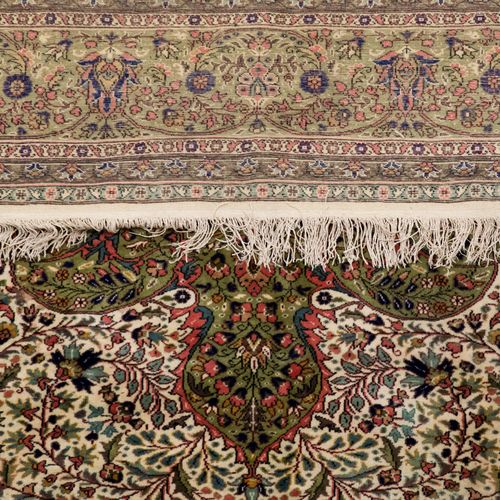 Orientteppich. PERSIEN, um 1920, 420x310 cm. Tapis oriental. PERSIE, vers 1920, &hellip;