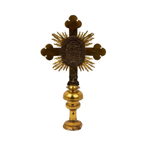 PROZESSIONSKREUZ, 19. Jh., PROCESSIONAL CROSS, 19th c., Brass on wooden base, h:&hellip;