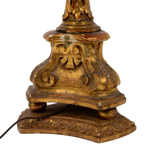 Altarleuchter als Tischlampe 祭坛吊灯作为一个台灯。巴洛克风格的灯座：软木雕刻和镀金，多叶轴上有3个小涡旋的脚，末端是轻巧的涡旋脚，&hellip;