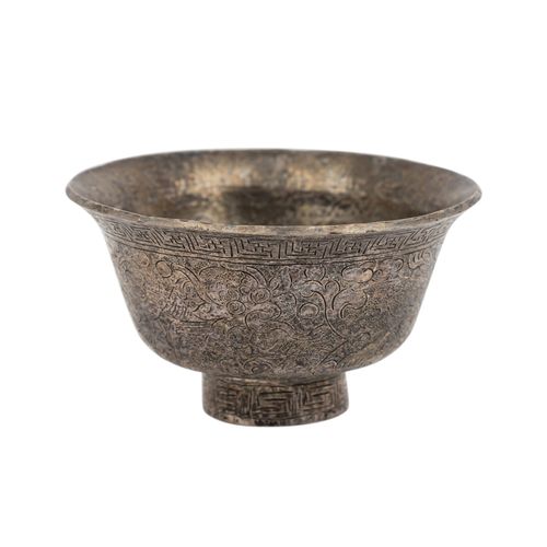 Schale und Becher aus Silber. JAPAN: Silver bowl and cup. JAPAN: 1.) Round bowl,&hellip;