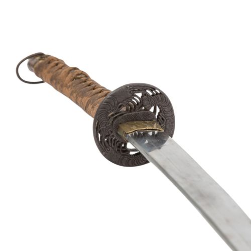 Montierte Katana mit Tsuba aus Eisen. JAPAN, 19. Jh.. 一把镶嵌的武士刀，19世纪，因年代和使用而留下的痕迹&hellip;