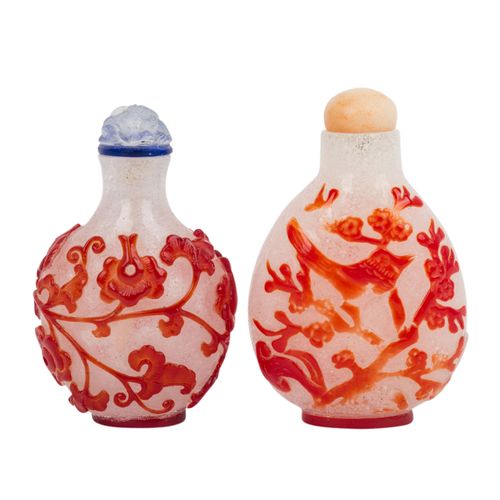 Zwei Überfangglas-snuff bottle.CHINA, 19./20. Jh.. 两个玻璃鼻烟壶，上面有红色的覆盖物。中国，19/20世纪。&hellip;