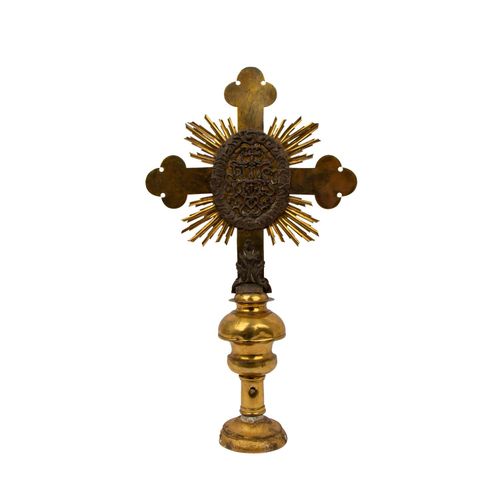 PROZESSIONSKREUZ, 19. Jh., 祭祀十字架，19世纪，铜制木质底座，高：57厘米。(不含柱子)。有老化和使用的痕迹，损坏，特别是在底部。
