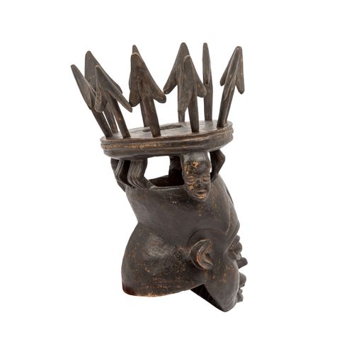 Maske "Krieger" (Mukong). KAMERUN/ZENTRALAFRIKA, 面具 "勇士"（Mukong）。喀麦隆/中非，冠以10个插在箭&hellip;
