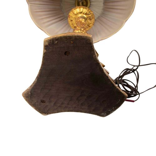 Altarleuchter als Tischlampe 祭坛吊灯作为一个台灯。巴洛克风格的灯座：软木雕刻和镀金，多叶轴上有3个小涡旋的脚，末端是轻巧的涡旋脚，&hellip;