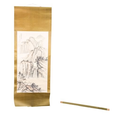 Hängerolle. CHINA, 20. Jh., 200x71 cm. 一幅山水画装裱成挂轴。中国，20世纪，200x71厘米。有老化和使用的痕迹，底部的&hellip;