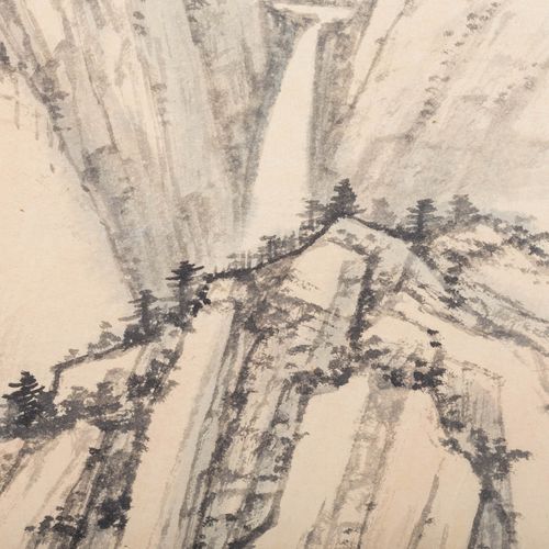 Hängerolle. CHINA, 20. Jh., 200x71 cm. 一幅山水画装裱成挂轴。中国，20世纪，200x71厘米。有老化和使用的痕迹，底部的&hellip;