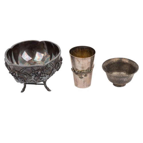 Schale und Becher aus Silber. JAPAN: Silver bowl and cup. JAPAN: 1.) Round bowl,&hellip;