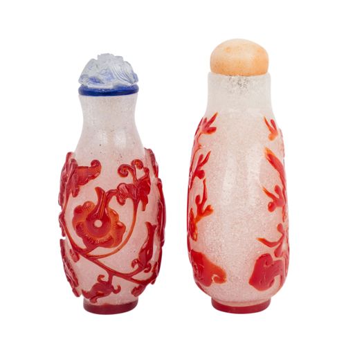 Zwei Überfangglas-snuff bottle.CHINA, 19./20. Jh.. Two glass snuff bottles with &hellip;