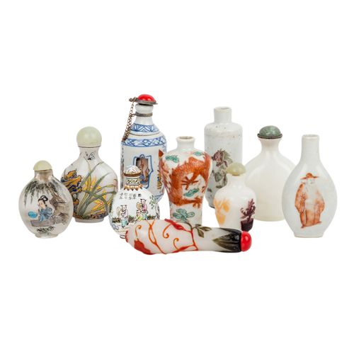 Zehn snuff bottles. CHINA, 19./20. Jh.. 十个鼻烟壶。中国，19/20世纪。由瓷器，玻璃，玻璃包浆，珐琅，玻璃内画，玉石制&hellip;