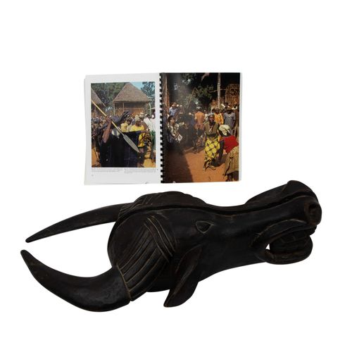 Maske "Büffel" (Nyal) OKU-KAMERUN/ZENTRALAFRIKA, 水牛"（Nyal）面具，喀麦隆/中非，木制，高60厘米。插图见&hellip;