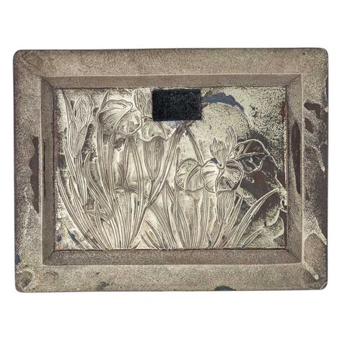 Rechteckschale aus Metall. JAPAN, um 1900. 长方形金属碗。日本，1900年左右。饰有花园中的四位勇士的浮雕，烧制并装饰&hellip;