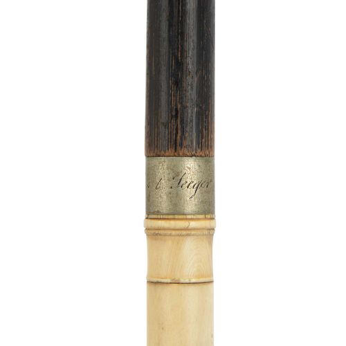 FOLGE VON VIER SPAZIERSTÖCKEN 一组四根手杖

19世纪末，一组包括两根象牙柄的手杖，一根银柄的手杖，装饰有花卉图案，一根镀银柄的手&hellip;