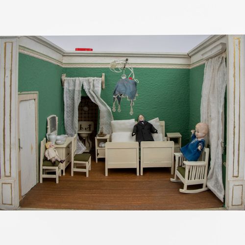Puppenstube, 1. H. 20. Jh. 玩偶之家，20世纪上半叶，长方形的木箱，没有屋顶。通过一个隔断以及后墙的暴露区域将其分为客厅和卧室。客厅有&hellip;