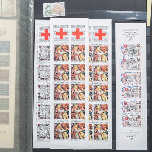 Frankreich **/*/O 法国 **/*/O 库存邮册，里面有很多邮票 **/*/O。一些好的首发邮票，从1960年的好部分邮资支付。因此，邮票小册子&hellip;