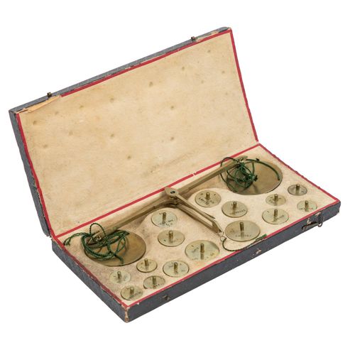 Münzwaage mit 15 Messinggewichten, 带有15个铜质砝码的硬币秤，带箱子。可能是在1900年左右，有老化和磨损的痕迹。