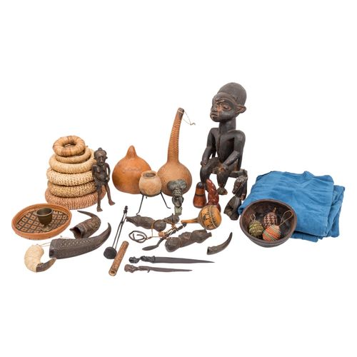 Fundgrube AFRIKA, 23-tlg.: AFRICA treasure trove, 23 pièces : calabashes a.O., c&hellip;
