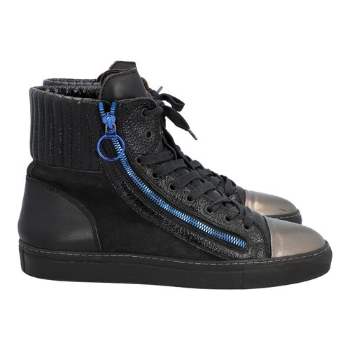 LANVIN Sneaker, Gr. 41. 41码的LANVIN运动鞋。黑色混合材质的高帮系带鞋，装饰性细节如青铜色的帽子和蓝色的拉链。存在磨损的痕迹。