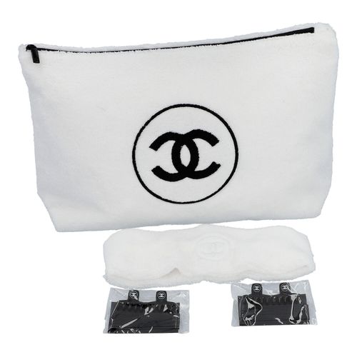 CHANEL beauty-set. Cosmetic bag in white with black CC l…