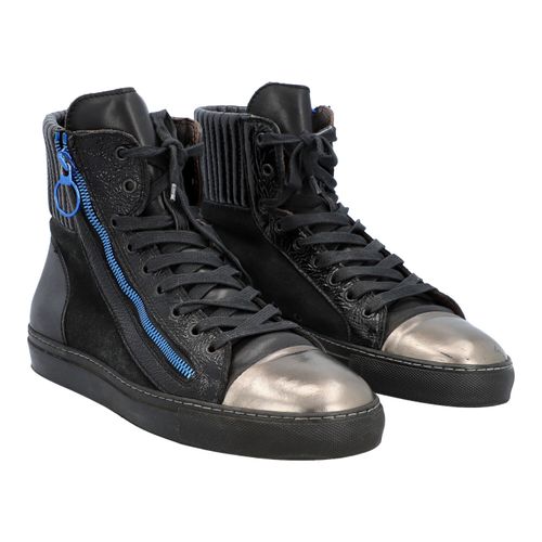 LANVIN Sneaker, Gr. 41. 41码的LANVIN运动鞋。黑色混合材质的高帮系带鞋，装饰性细节如青铜色的帽子和蓝色的拉链。存在磨损的痕迹。