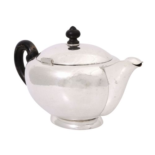 ADOLF MOGLER Teekanne, 800 Silber, um 1940/50. ADOLF MOGLER茶壶，800银，约1940/50。 椭圆形&hellip;