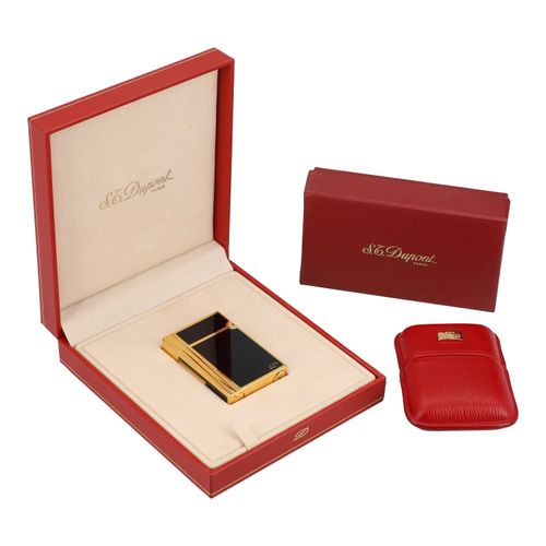 ST. DUPONT Konvolut. ST. DUPONT convolute. Gold colored lighter with inserts in &hellip;